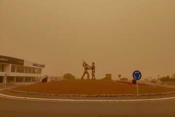 Una densa calima cubre el cielo de Telde (Foto Jesús Ruiz, TA y Antonio Rico)