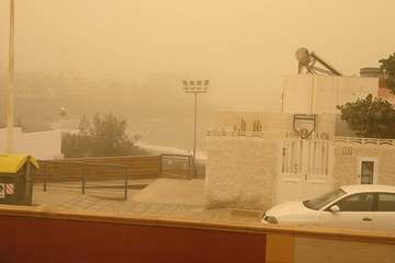 Una densa calima cubre el cielo de Telde (Foto Jesús Ruiz, TA y Antonio Rico)