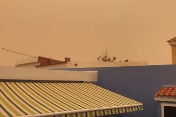 Una densa calima cubre el cielo de Telde (Foto Jesús Ruiz, TA y Antonio Rico)