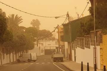 Una densa calima cubre el cielo de Telde (Foto Jesús Ruiz, TA y Antonio Rico)