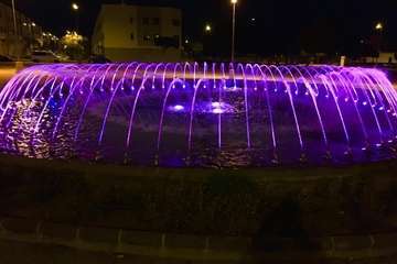 La fuente de la Vega se ilumina de color violeta por la igualdad de género (Foto TA)
