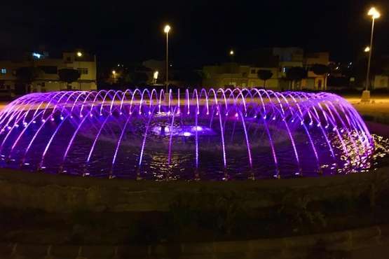 La fuente de la Vega se ilumina de color violeta por la igualdad de género (Foto TA)
