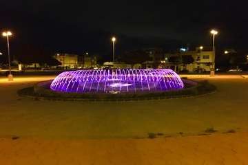 La fuente de la Vega se ilumina de color violeta por la igualdad de género (Foto TA)