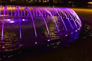La fuente de la Vega se ilumina de color violeta por la igualdad de género (Foto TA)