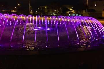 La fuente de la Vega se ilumina de color violeta por la igualdad de género (Foto TA)