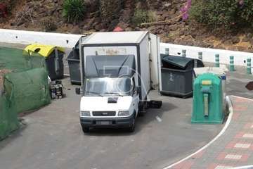 La Policía Local investiga el vertido de decenas de cajas de plástico en un contenedor de San Juan (Foto TA)