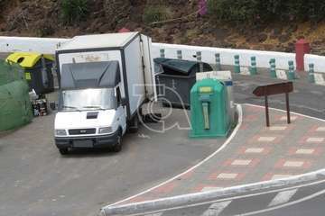 La Policía Local investiga el vertido de decenas de cajas de plástico en un contenedor de San Juan (Foto TA)