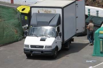 La Policía Local investiga el vertido de decenas de cajas de plástico en un contenedor de San Juan (Foto TA)