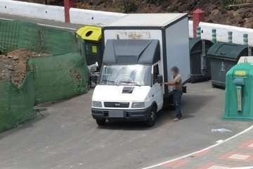 La Policía Local investiga el vertido de decenas de cajas de plástico en un contenedor de San Juan (Foto TA)