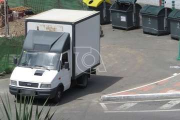 La Policía Local investiga el vertido de decenas de cajas de plástico en un contenedor de San Juan (Foto TA)