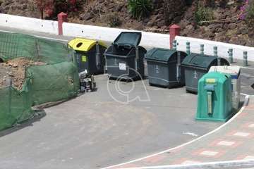 La Policía Local investiga el vertido de decenas de cajas de plástico en un contenedor de San Juan (Foto TA)
