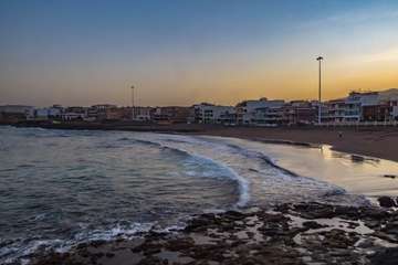 La idílica y triste postal de la costa teldense (Foto Antonio Rico)