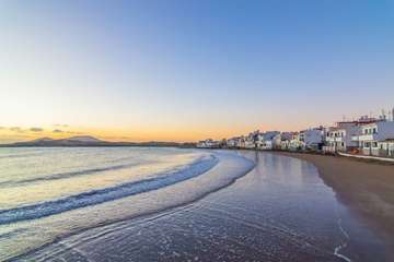 La idílica y triste postal de la costa teldense (Foto Antonio Rico)