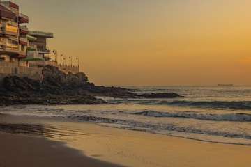 La idílica y triste postal de la costa teldense (Foto Antonio Rico)