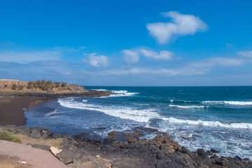 La idílica y triste postal de la costa teldense (Foto Antonio Rico)