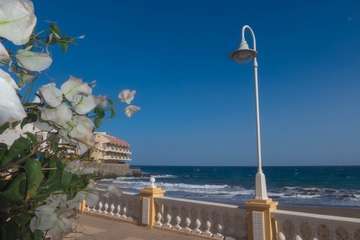 La idílica y triste postal de la costa teldense (Foto Antonio Rico)