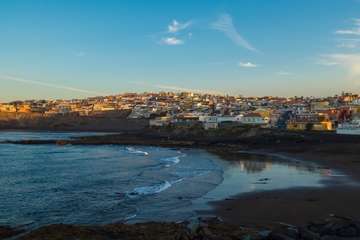 La idílica y triste postal de la costa teldense (Foto Antonio Rico)