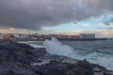 La idílica y triste postal de la costa teldense (Foto Antonio Rico)