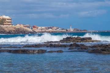 La idílica y triste postal de la costa teldense (Foto Antonio Rico)