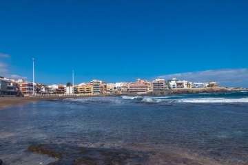 La idílica y triste postal de la costa teldense (Foto Antonio Rico)
