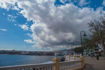La idílica y triste postal de la costa teldense (Foto Antonio Rico)