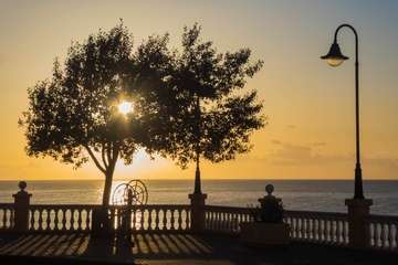 La idílica y triste postal de la costa teldense (Foto Antonio Rico)