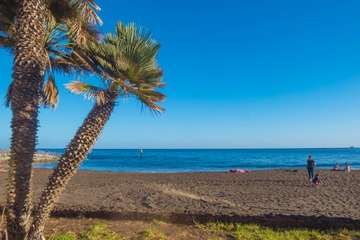 La idílica y triste postal de la costa teldense (Foto Antonio Rico)