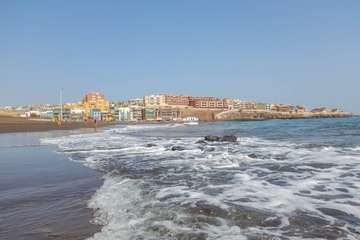 La idílica y triste postal de la costa teldense (Foto Antonio Rico)