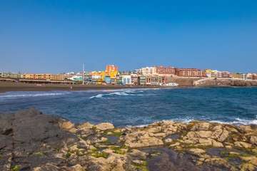 La idílica y triste postal de la costa teldense (Foto Antonio Rico)