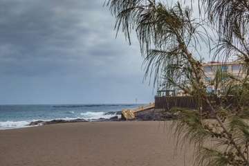 La idílica y triste postal de la costa teldense (Foto Antonio Rico)