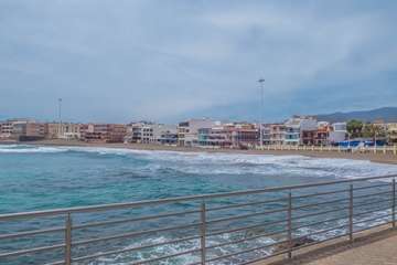 La idílica y triste postal de la costa teldense (Foto Antonio Rico)