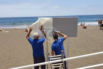  Playas actualiza los carteles informativos con las normas de obligado cumplimiento (Foto TA)