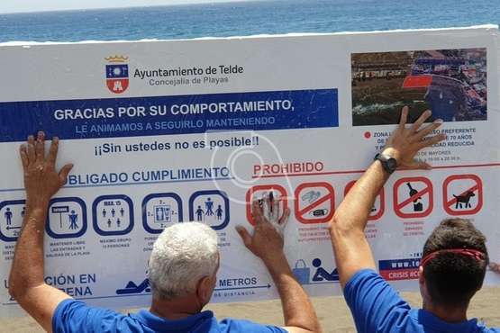  Playas actualiza los carteles informativos con las normas de obligado cumplimiento (Foto TA)