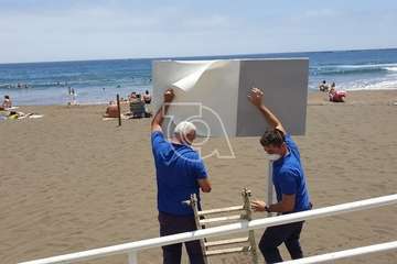  Playas actualiza los carteles informativos con las normas de obligado cumplimiento (Foto TA)