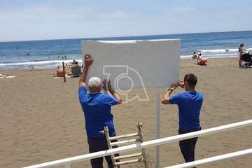  Playas actualiza los carteles informativos con las normas de obligado cumplimiento (Foto TA)