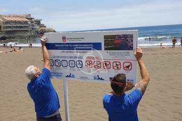  Playas actualiza los carteles informativos con las normas de obligado cumplimiento (Foto TA)