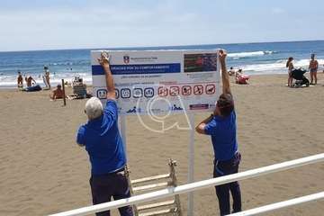  Playas actualiza los carteles informativos con las normas de obligado cumplimiento (Foto TA)