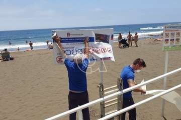  Playas actualiza los carteles informativos con las normas de obligado cumplimiento (Foto TA)