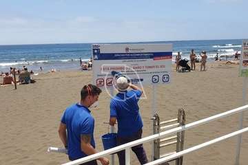  Playas actualiza los carteles informativos con las normas de obligado cumplimiento (Foto TA)