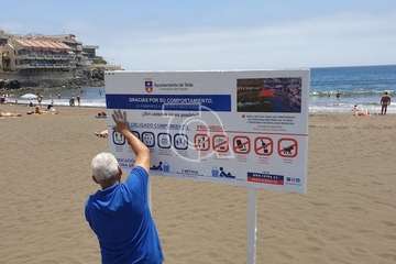  Playas actualiza los carteles informativos con las normas de obligado cumplimiento (Foto TA)