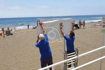  Playas actualiza los carteles informativos con las normas de obligado cumplimiento (Foto TA)