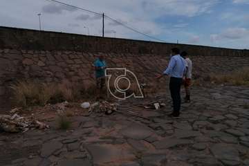 Basura y escombros acumulados en el canal del barranquillo de Ojos de Garza  y labores de limpieza acometidas este sábado por un grupo de teldenses (Foto TA)