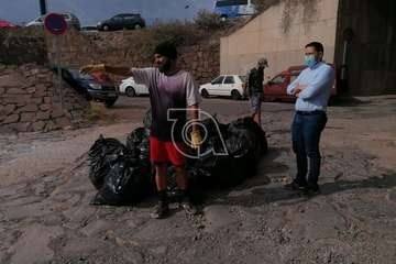 Basura y escombros acumulados en el canal del barranquillo de Ojos de Garza  y labores de limpieza acometidas este sábado por un grupo de teldenses (Foto TA)