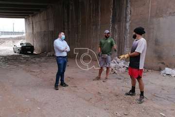 Basura y escombros acumulados en el canal del barranquillo de Ojos de Garza  y labores de limpieza acometidas este sábado por un grupo de teldenses (Foto TA)