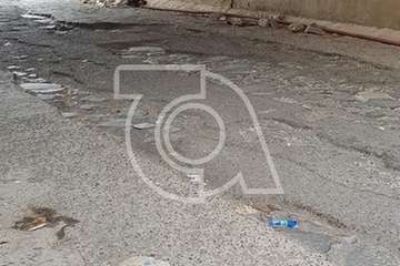 Basura y escombros acumulados en el canal del barranquillo de Ojos de Garza  y labores de limpieza acometidas este sábado por un grupo de teldenses (Foto TA)