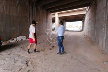 Basura y escombros acumulados en el canal del barranquillo de Ojos de Garza  y labores de limpieza acometidas este sábado por un grupo de teldenses (Foto TA)