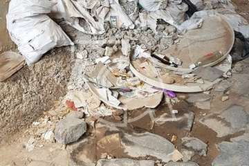 Basura y escombros acumulados en el canal del barranquillo de Ojos de Garza  y labores de limpieza acometidas este sábado por un grupo de teldenses (Foto TA)