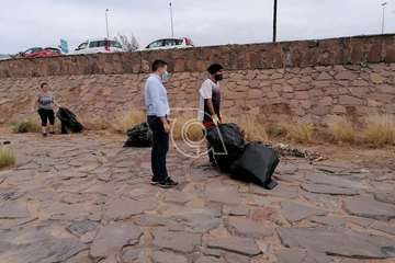 Basura y escombros acumulados en el canal del barranquillo de Ojos de Garza  y labores de limpieza acometidas este sábado por un grupo de teldenses (Foto TA)