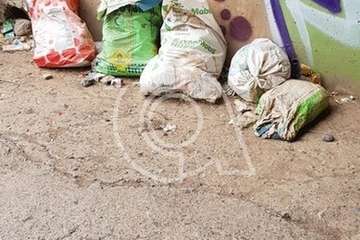 Basura y escombros acumulados en el canal del barranquillo de Ojos de Garza  y labores de limpieza acometidas este sábado por un grupo de teldenses (Foto TA)