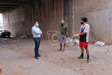 Basura y escombros acumulados en el canal del barranquillo de Ojos de Garza  y labores de limpieza acometidas este sábado por un grupo de teldenses (Foto TA)